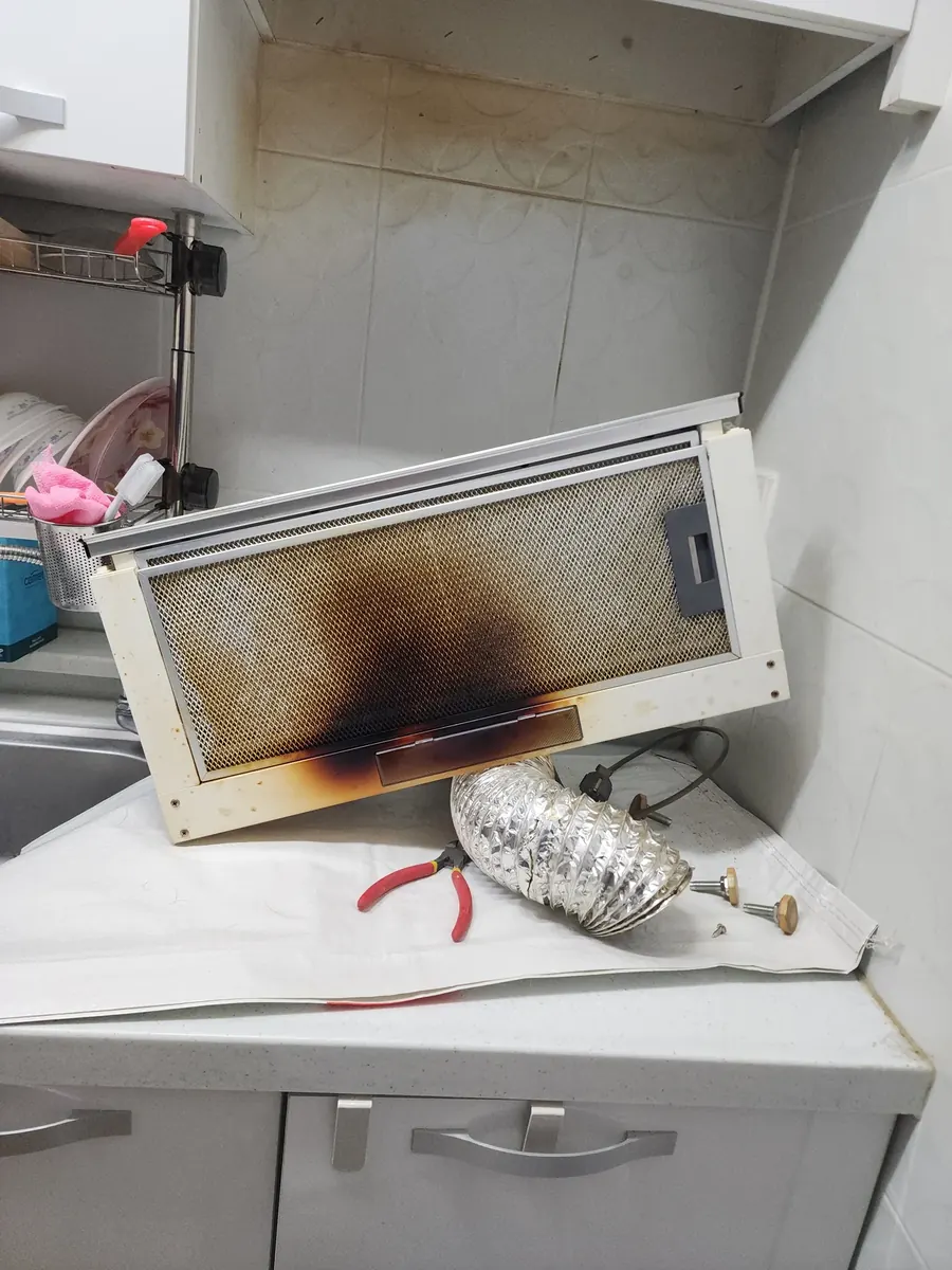 부엌환풍기교체 — 떼어 낸 기존 필터판